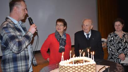 Bild: rgr
Pfarrgemeinderatssprecher Stephan Wolf gratuliert Pfarrer Hans Bayer im Namen der Pfarrgemeinde zum 90. Geburtstag. Mit dabei sind Martina Brunner (rechts) und Martina Friedrich, die Bäckerin der Geburtstagstorte.