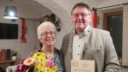 Bild: rha
Zum 85. Geburtstag von Waltraud Hammer überbringt Bürgermeister Hans-Martin Schertl die Glückwünsche der Stadt Vilseck.