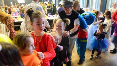 Bild: Kunz
Wo normalerweise Studenten büffeln, zog am Wochenende eine Polonaise entlang: Lustig und laut ging's zu beim Kinderfasching der DJK-Gruppe "Dance Unlimited" in der OTH.