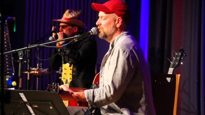 Bild: stg
Stephan Zinner begeisterte am Samstagabend mit seinem Bühnenpartner Peter Pichler im ausverkauften Foyer der Kemnather Mehrzweckhalle.