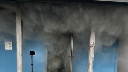 Bild: Feuerwehr Pfreimd/exb
Dichter Rauch dringt aus dem Technikraum der WC-Anlage am Schlossberg bei Pfreimd.