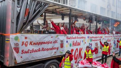 Bild: FG Knappnesia
Mit einem riesigen Auflieger beteiligte sich die FG Knappnesia am vergangenen Sonntag beim Ostbayerischen Faschingszug in Regensburg.