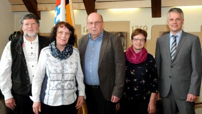 Bild: Stephan Huber
Die Ehepartner waren mit eingeladen zur Verabschiedung im Rathaus Flossenbürg. Von links: Klaus und Elisabeth Semmelmann, Bernhard und Marga Neumann sowie Bürgermeister Thomas Meiler.