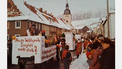 Archivbild: Hans Lukas/exb
Aus der Anfangszeit des Waldecker Faschingszuges stammt diese Aufnahme. Das genaue Datum lässt sich nicht mehr genau feststellen. Das vom langjährigen WCV-Präsidenten Hans Lukas gemachte Foto soll aber laut seinem Nachfolger Klaus Wegmann zwischen 1972 und 1975 entstanden sein.
