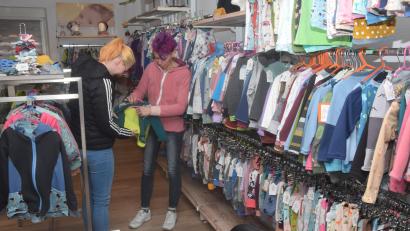Bild: fz
Kinderkleidung handgenäht und auf Wunsch nach Vorgaben. Tamara Müller (rechts) in ihrem Geschäft in Schirmitz.