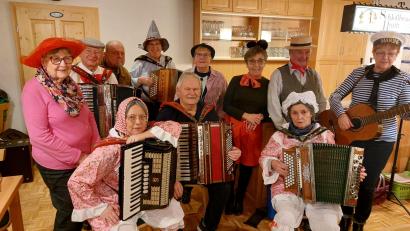 Bild: E. Böhm/exb
Die Sänger und Musikanten beim Musikantenfasching im Sportheim.