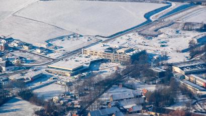 Bild: mür
Die Bauarbeiten für die neue Realschule in Kemnath laufen auf Hochtouren. Während im Schulgebäude gerade der Estrich eingebracht wird, wird in der Turnhalle bereits die Akustikdecke eingebracht.