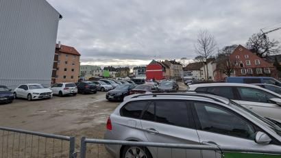 Bild: Sascha Fuchs/fph
Aktuell nichts als Parkplätze - später soll genau hier einmal das neue Wohnquartier stehen.