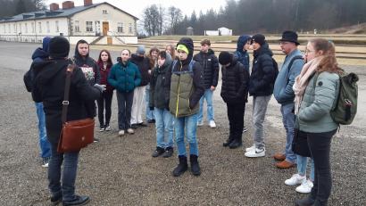 Bild: Jürgen Weich/exb
Konfirmanden aus Nabburg und Pfreimd, Oberviechtach und Rieden, Schwandorf und Schwarzenfeld besuchen die KZ Gedenkstätte Flossenbürg.