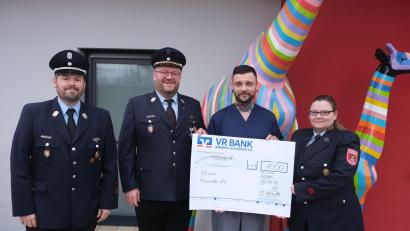 Bild: usc
Einen symbolischen Scheck über 1000 Euro als Erlös aus der Eisparty übergaben Vertreter der Feuerwehr Gailoh an René Balleisen, den pädagogischen Leiter von Ninos Kinderhaus der „Amicus“-Pflege (Zweiter von rechts). Von links: Stellvertretender Kommandant Daniel Schildbach, Vorsitzender Martin Heindl und Schatzmeisterin Christina Heinrich.