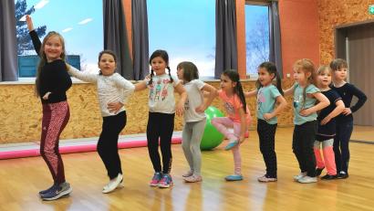 Bild: Portner
Schon wie die Großen: Die Tanz-Kids von Grün-Weiß Oberviechtach trainieren den Einzug. Die jüngsten Mädels sind vier Jahre alt.