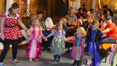 Bild: hme
Unter Anleitung machen die Spiele und das Tanzen beim Kohlberger Kinderfasching viel Spaß.