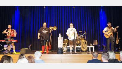 Bild: wel
Mit viel bayrischer Musik und Wortwitz präsentiert sich die Besetzung "Da Meier & Watschnbaam" in der Schwarzachtalhalle.