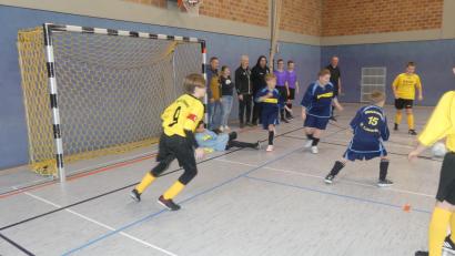 Bild: rn
Nicht nur beim Spiel der Junioren St. Laurentius Eschenbach gegen St. Elisabeth/Maria Waldrast Weiden sind (von links) Bürgermeister Marcus Gradl, Nadine Zettel, Postoralreferent Alfred Kick und Pfarrer Ernstberger interessierte Zuschauer.
