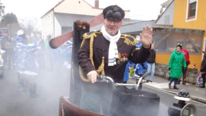 Bild: u
Mit einem nicht alltäglichen Gefährt, einem Dampf ausstoßenden Steampunk Bicycle, war Roland Fritsch an der Spitze des Gaudiwurms unterwegs.
