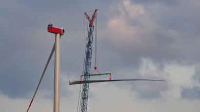 Symbolbild: Patrick Pleul/dpa
Eine neue Windenergieanlage wird errichtet – dies wird in nächster Zeit in Gebenbach nicht zu verfolgen sein.
