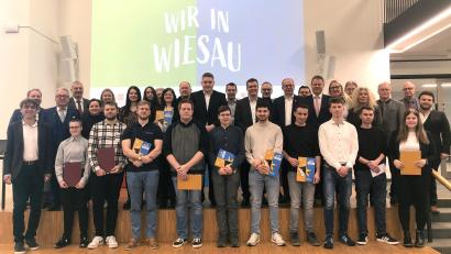 Bild: wro
Mit Preisen, die der Landkreis Tirschenreuth und der Berufsschulbeirat bereitgestellt hatten, wurden am Freitag die Jahrgangsbesten am BSZ Wiesau ausgezeichnet. Der Einladung zur Feier im Foyer der Berufsschule folgten viele Ehrengäste, darunter auch einige Bürgermeister der Kommunen im Landkreis.