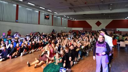 Bild: Stephanie Wiesgickl/exb
Das Publikum beim Bob fahren: Die Faschingsgesellschaft Nabburg feiert Fasching in der Nordgauhalle in Nabburg.
