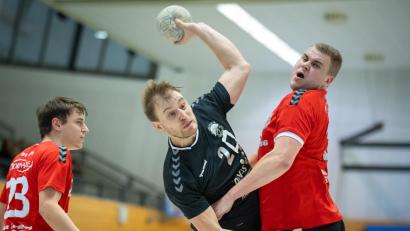 Bild: Günter Uschold
Die Männer des HV Oberviechtach (Szene mit Tobias Held, schwarzes Trikot) verloren beim TB Roding knapp mit 25:26.
