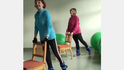 Bild: Marlene Groitl/exb
Beim Trittsicher-Kurs in Dürnsricht sind die Fußmanschetten ein wichtiger Bestandteil.