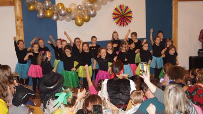 Bild: Hans Schlosser/exb
Die Auftritte der „New Generation Kids“ sorgen für viel Stimmung beim Kinderfasching des Gartenbauvereins Hobby Rancher Weihern.