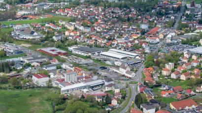 Archivbild: mür
Der Raiffeisen-Warenstandort zieht von Tirschenreuth nach Mitterteich. Die Stadt Tirschenreuth plant nun gemeinsam mit einem Investor, das insgesamt 37.000 Quadratmeter große Gelände neu zu strukturieren.