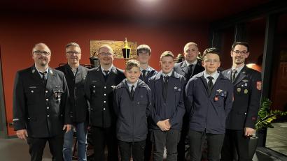 Bild: Feuerwehr Tirschenreuth/exb
Die neue Führungsriege der Jugendfeuerwehr mit den Ehrengästen: Kommandant Matthias Haulena (von links), Bürgermeister Franz Stahl, stellvertretender Jugendwart Sebastian Bäuml, Kassenprüfer Jakob Engl, stellvertretender Jugendsprecher Julian Kraus, Kassenprüfer Michael Gleißner, Vorsitzender Markus Mayer, Jugendsprecher Joel Cruz sowie Jugendwart Sebastian Wiedemann.