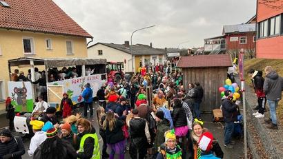 Bild: cro
Auch in diesem Jahr haben sich schon viele Gruppen beim Jugendgremium Flossenbürg für den Gaudiwurm angemeldet. Höhepunkt des Gaudiwurms 2024 ist wieder die „Afterzuparty“ an der Turnhalle.