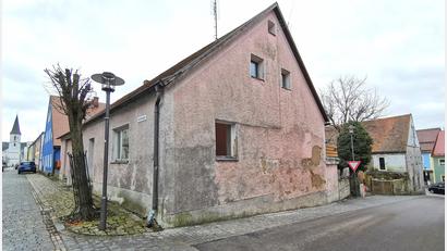 Bild: Portner
Das geplante Seniorenzentrum (Bauabschnitt eins) umfasst den Bereich von der Kirchstraße 23 (rosa Haus) bis hinunter zu den Bestandsgebäuden Hauptstraße 32 und 34. Mit Ersatzneubau und Renovierung wäre ein Leerstands-Schandfleck mitten in der Stadt passé.