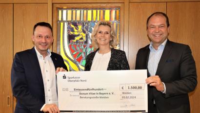 Bild: Pressestelle Stad Weiden/Christina Geiger/exb
Andrea Lang nimmt im Beisein von Oberbürgermeister Jens Meyer (links) gerne den Spendenscheck über 1500 Euro von Hans-Jörg Schön, Vorstandsvorsitzender Sparkasse Oberpfalz Nord, entgegen.