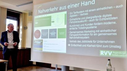 Bild: Thomas Dobler
Vor Kreisräten stellte RVV-Geschäftsführer Kai Müller-Eberstein die Vorteile eines "Nahverkehrs aus einer Hand" dar und meinte damit den Einstieg des Landkreises in den Regensburger Verkehrsverbund.