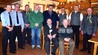 Bild: no
Glückwünsche zum 90. Geburtstag: (sitzend, von links) Jubilar Josef Sellner und sein Bruder Franz mit (stehend, von links) Peter Falk und Andreas Geitner (Feuerwehr Illschwang), Albert König (Schützenverein) Wolfgang Stowasser (Gartenbauverein), Bürgermeister Dieter Dehling, Josef Geitner und Clemens Lindner (Männergesangverein) und Werner Gleißner (Schützenverein).