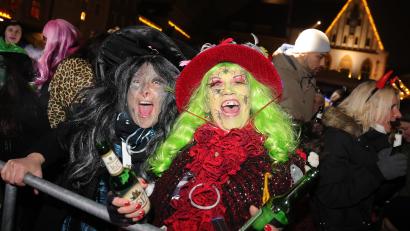Archivbild: Wolfgang Steinbacher
So feiert die Oberpfalz Weiberfasching: Die Amberger Hexennacht verwandelt den Marktplatz am unsinnigen Donnerstag in einen Hexenkessel.