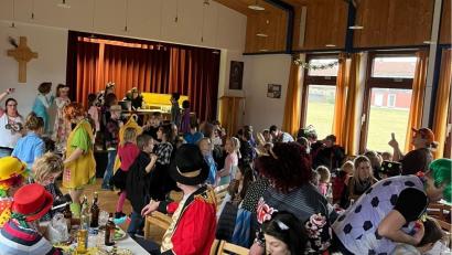 Bild: Kappl, Andreas [kap]
Wenn die DJK Neuhaus Kinderfasching feiert, hüpfen auch schon mal Pippi Langstrumpf, Cowboys und Clowns durch das rappelvolle Pfarrheim.
