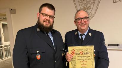 Bild: Patrick Preßl-Feuerwehr Weiden/exb
Peter Stahl (rechts) übergibt das Amt des Stadtjugendwartes in Weiden nun in die Hände von Jakob Grajer.