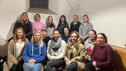 Bild: Susanne Staufer/exb
Carolin Schrembs und Susanne Maier (sitzend, Dritte und Zweite von links) führen weiterhin die Geschicke des Reitclubs Erlhammer.