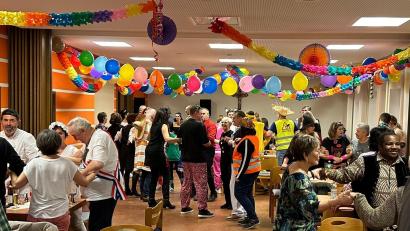Bild: gz
Pfarrer Erwin Bauer (links) bereichert als Bürgermeister der ostfranzösischen Stadt Colmar und viele weitere kostümierte Gäste den Pfarrfasching.