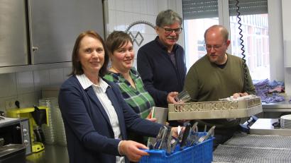 Bild: wro
Die Mensaküche ist nur einer von vielen Arbeitsbereichen der Schulhausmeister. Im Bild von links Andrea Kohl, Kathrin Mayer, Charly Kohl und Benjamin Mayer.