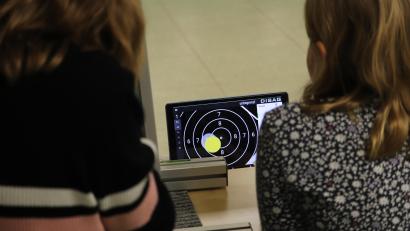 Bild: Melissa Wagner /exb
Zwei junge Nachwuchsschützinnen freuen sich über ihre guten Ergebnisse, die nun direkt nach dem Schuss an das Tablet am Schießstand übermittelt werden.