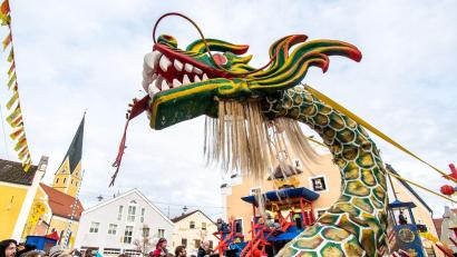 Bild: Armin Weigel/dpa
Ein chinesischer Drache nimmt am Umzug zum traditionellen Chinesenfasching teil.