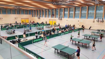 Bild: blg
Reger Spielbetrieb herrschte in der neuen Dreifachturnhalle der Realschule in Amberg beim ersten dort vom TV Amberg ausgetragenen Tischtennisturnier. Spieler und Betreuer zeigten sich sehr angetan von dem tollen Ambiente.