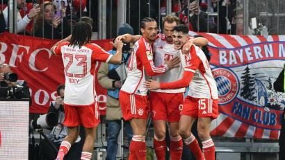 Bild: Angelika Warmuth/dpa
Neuzugang Sacha Boey (l) feiert mit Leroy Sane, Torschütze Harry Kane und Shooting-Star Aleksandar Pavlovic Kanes Treffer gegen Borussia Mönchengladbach.