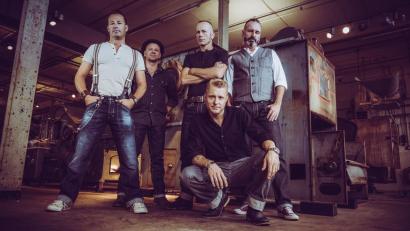 Bild: Dirk Behlau/exb
Boppin B sind: Michi Bock Gesang, Golo Sturm Gitarre, Frank Seefeldt, Gregor Obermeier, Sven Garrecht Sax, Didi Beck Kontrabass, Thomas Weiser Trommel.