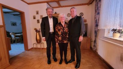 Bild: Marktgemeinde Plößberg/exb
Auf 65 gemeinsame Ehejahre können Annemarie und Michael Röser zurückblicken. Bürgermeister Lothar Müller (links) gratulierte dem Jubelpaar.