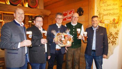 Bild: sir
Mit Präsenten wurde das Schirmherrnbitten besiegelt: Im Bild (von links) der Verkaufsleiter der Brauerei Jacob, Markus Lernbecher, Festleiter Jürgen Demleitner, Bürgermeister Martin Birner, Brauereichef Marcus Jacob und zweiter Festleiter Robert Neft.