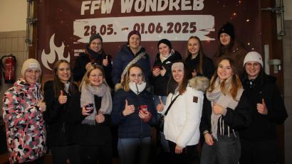 Bild: kro
Daumen hoch: Die Wondreber Festdamen freuen sich schon auf das Feuerwehrfest vom 28. Mai bis zum 1. Juni 2025. Bis auf Marie Fuchs sind auf diesem Bild alle Festdamen zu sehen.