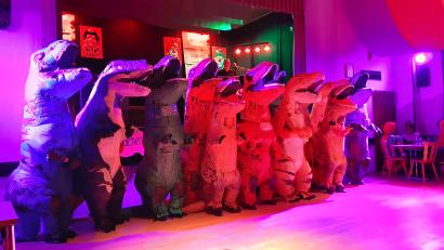 Bild: Katholischer Frauenbund Mähring/exb
Einen Auftritt beim Frauenfasching in Mähring hatte auch eine Gruppe Dinosaurier.