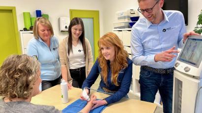 Bild: Gabi Schönberger
Thomas Rupprecht (rechts) und seine Frau Maria (stehend links) mit den beiden Ergotherapeutinnen Jessica Duscher (Zweite von links) und Christina Haas (Zweite von rechts) bei einer Handtherapie. Die Therapeutinnen bauen individuelle Schienen zur Versorgung von Sehnenverletzungen oder nach chirurgischen Eingriffen etwa nach Dupuytren-Operationen.