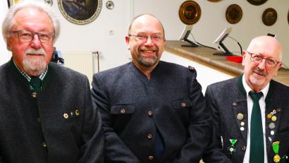 Bild: ion
Die neuen Schatzmeister der SG Amberg 1890 (von links) 2. Schatzmeister Norbert Schmidt, 1. Schatzmeister Christian Amberger sowie der scheidende Kassierer Rudolf Pittroff (rechts).