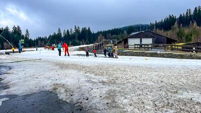 Bild: Sophia Goldner/fph
Tauwetter hat die Skipiste am Ochsenkopf in eine vereiste Fläche mit Wasserstellen verwandelt.